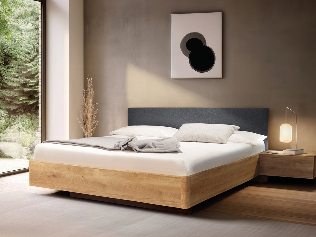 Massivholz-Bett HILJA, gepolstertes Kopfteil in Lodenstoff