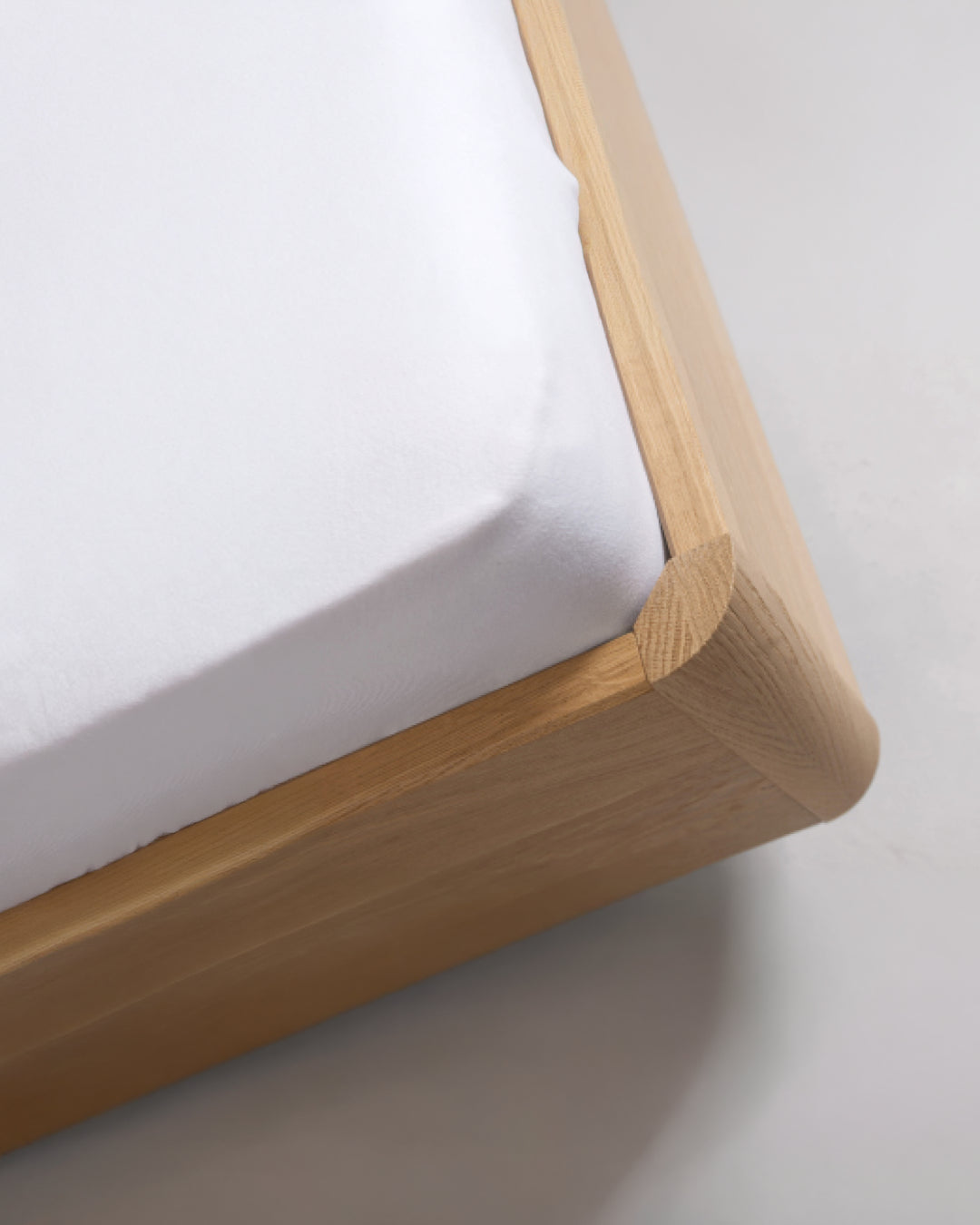 Massivholz-Bett HILJA, gepolstertes Kopfteil in Lodenstoff