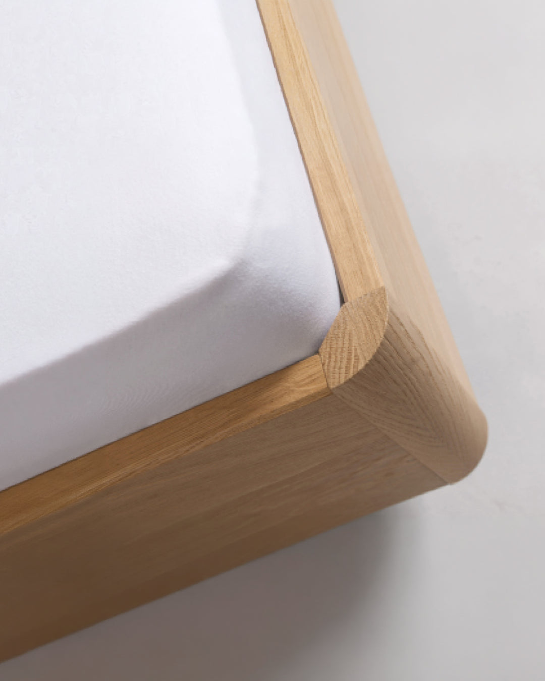 Massivholz-Bett HILJA, gepolstertes Kopfteil in Lodenstoff