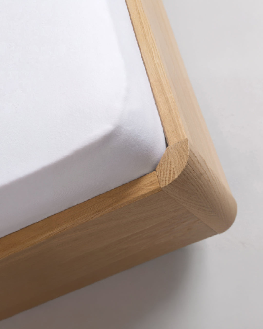 Massivholz-Bett HILJA, gepolstertes Kopfteil in Lodenstoff